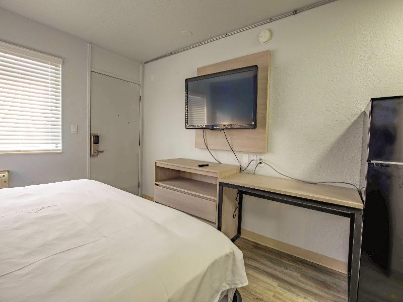Hotel South Bend - Campus image