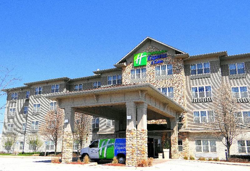 Holiday Inn Express & Suites Chicago West Rosselle image