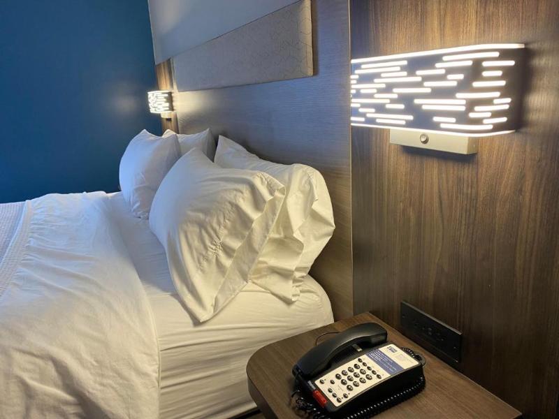 Holiday Inn Express and Suites Plymouth image