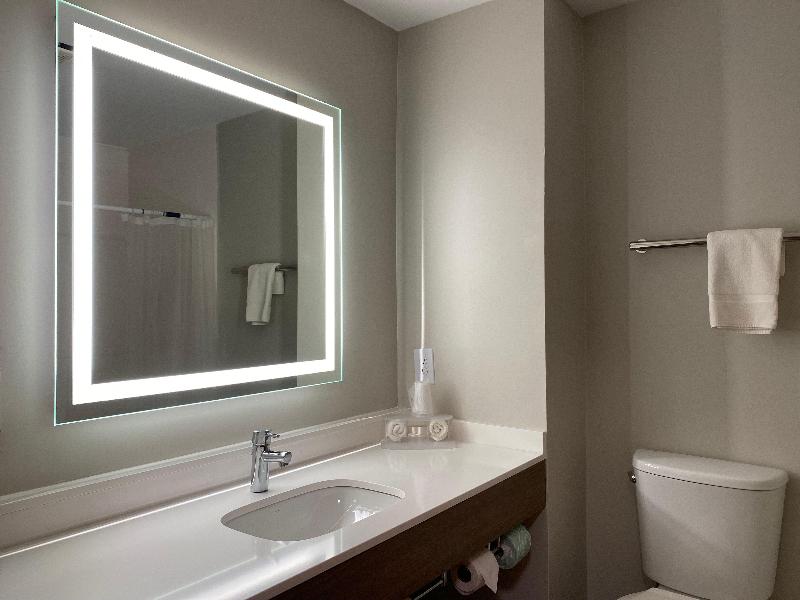 Holiday Inn Express and Suites Plymouth image