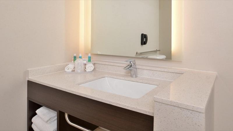 Holiday Inn Express & Suites Parkersburg East IHG