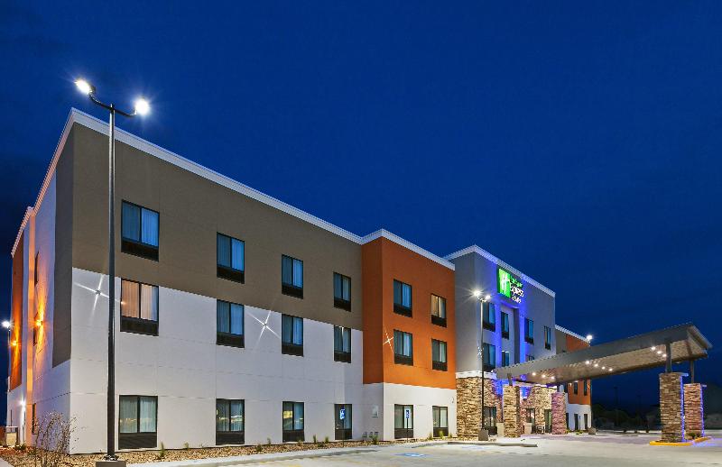 Holiday Inn Express and Suites Perryton image