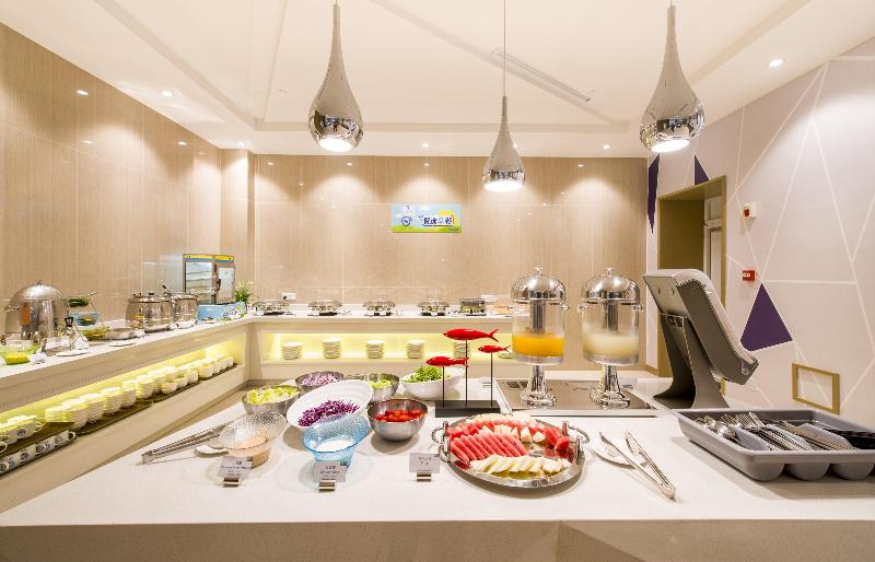 Holiday Inn Express Chengde Downtown image