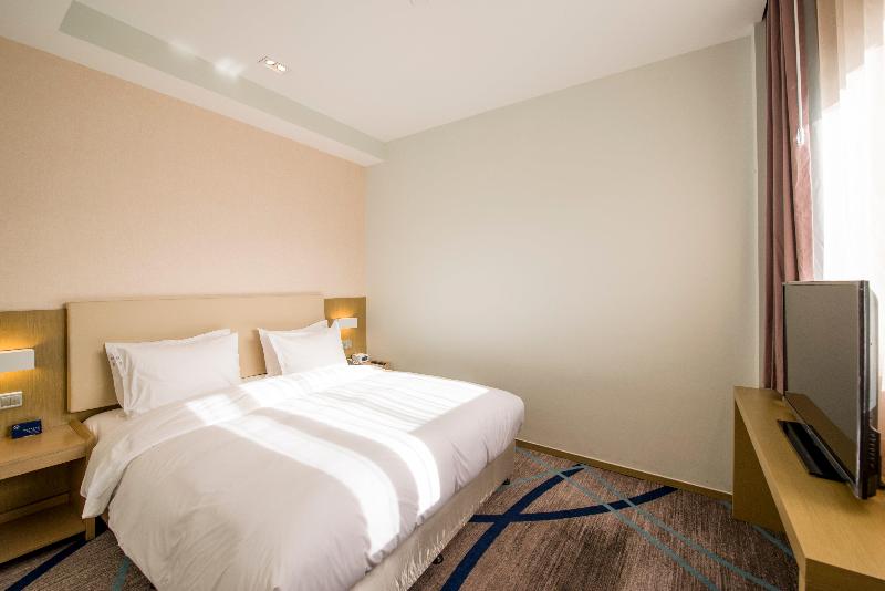 Holiday Inn Express Chengde Downtown image