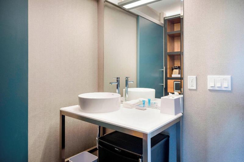 Aloft Seattle Redmond image