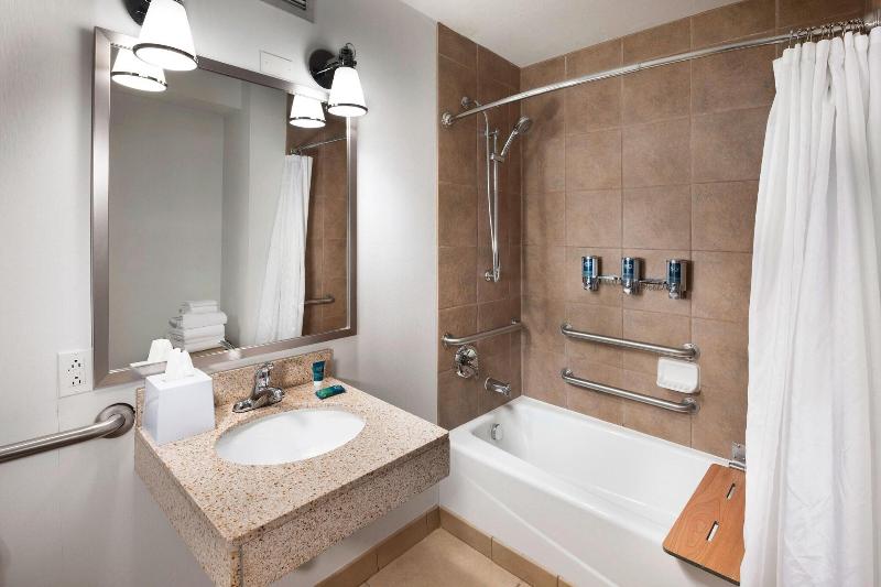 Four Points by Sheraton Kansas City Airport image