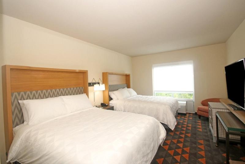 Holiday Inn&Suites Fayetteville W-Fort Bragg Area 3
