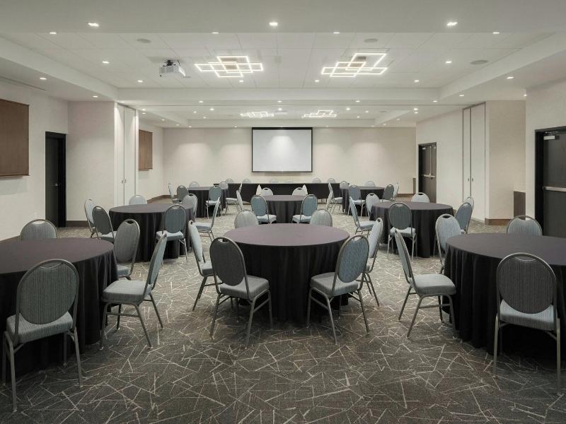 Holiday Inn & Suites-Asheville-Biltmore Vlg Area image