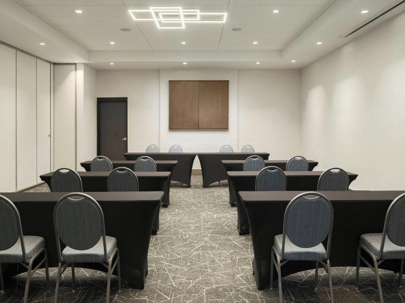 Holiday Inn & Suites-Asheville-Biltmore Vlg Area image