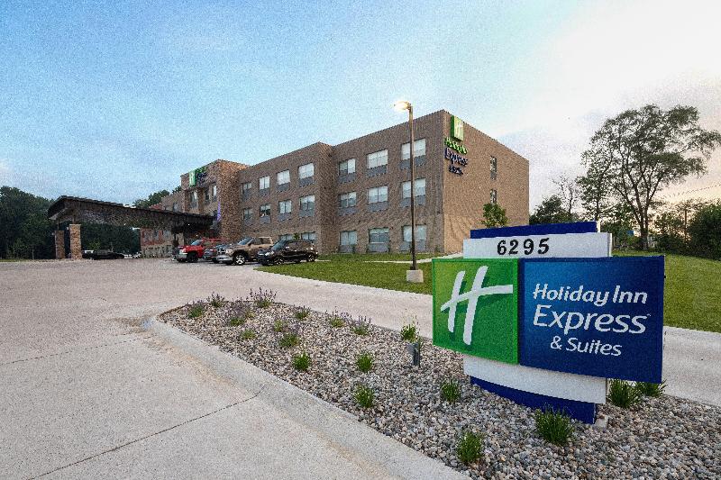 Holiday Inn Express & Suites Portage image
