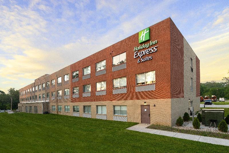 Holiday Inn Express & Suites Portage image