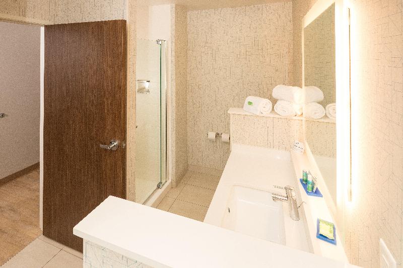 Holiday Inn Express & Suites Portage photo 19