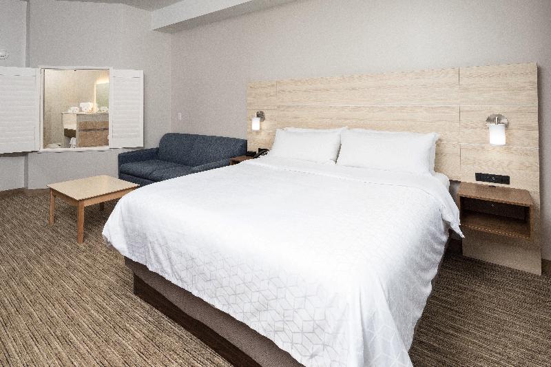 Holiday Inn Express & Suites Portage photo 16