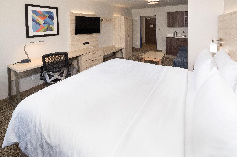 Holiday Inn Express & Suites Portage image