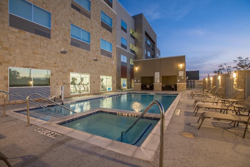 Holiday Inn Express and Suites San Marcos South - Image 9