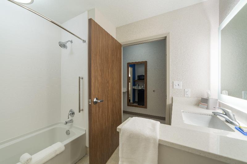 HOLIDAY INN EXPRESS AND SUITES SAN MARCOS SOUTH