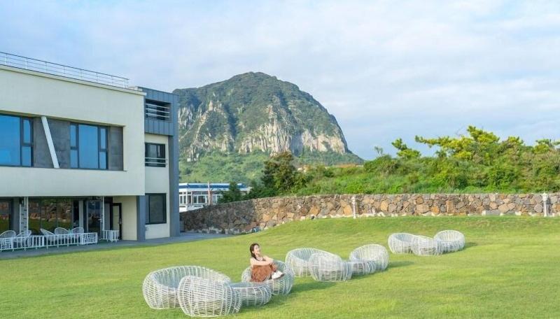 Sun & Moon Resort image