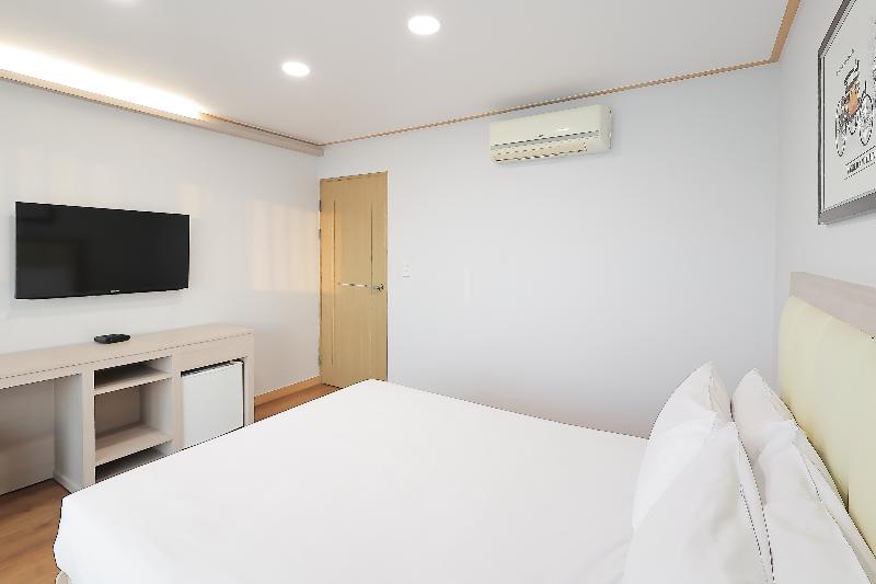 SHINSHIN HOTEL JEJU CITY image
