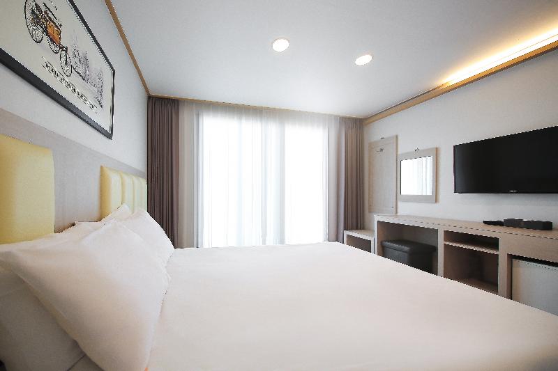 SHINSHIN HOTEL JEJU CITY image
