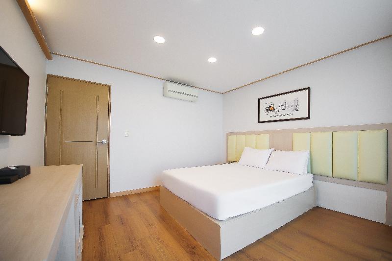 SHINSHIN HOTEL JEJU CITY image