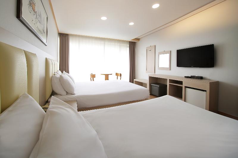 SHINSHIN HOTEL JEJU CITY image