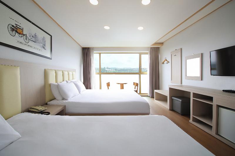 SHINSHIN HOTEL JEJU CITY image