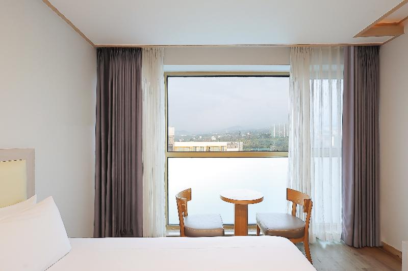 SHINSHIN HOTEL JEJU CITY image