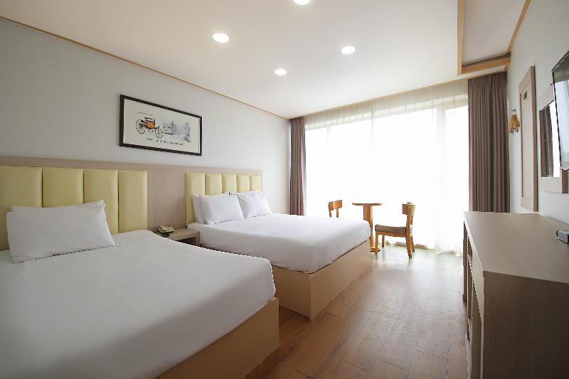 SHINSHIN HOTEL JEJU CITY image