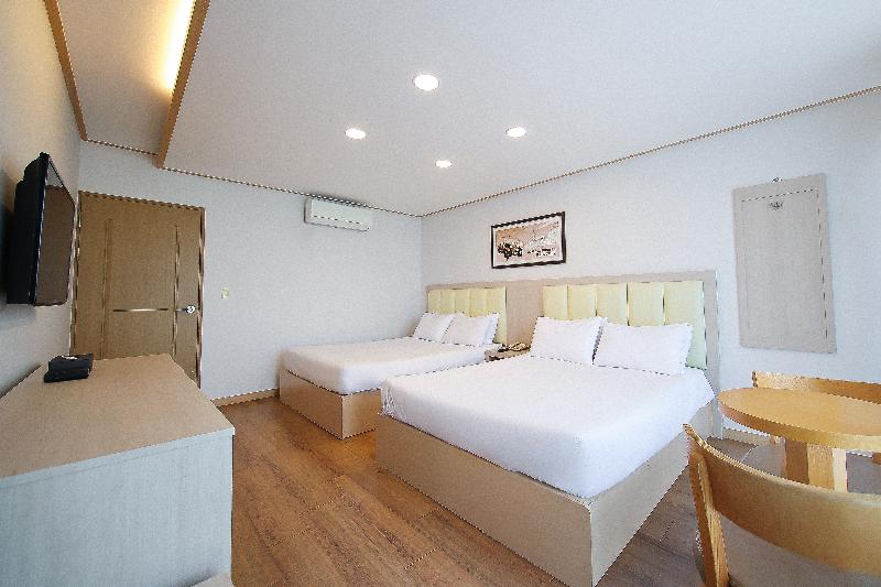 SHINSHIN HOTEL JEJU CITY image