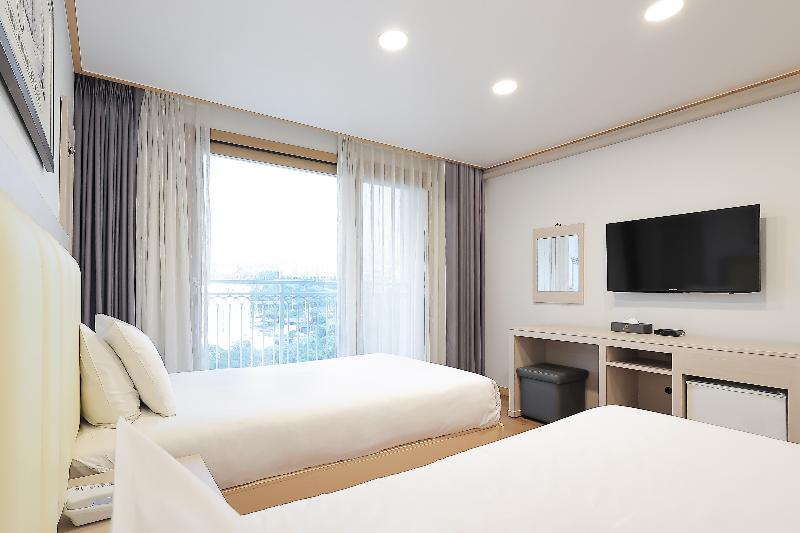 SHINSHIN HOTEL JEJU CITY image