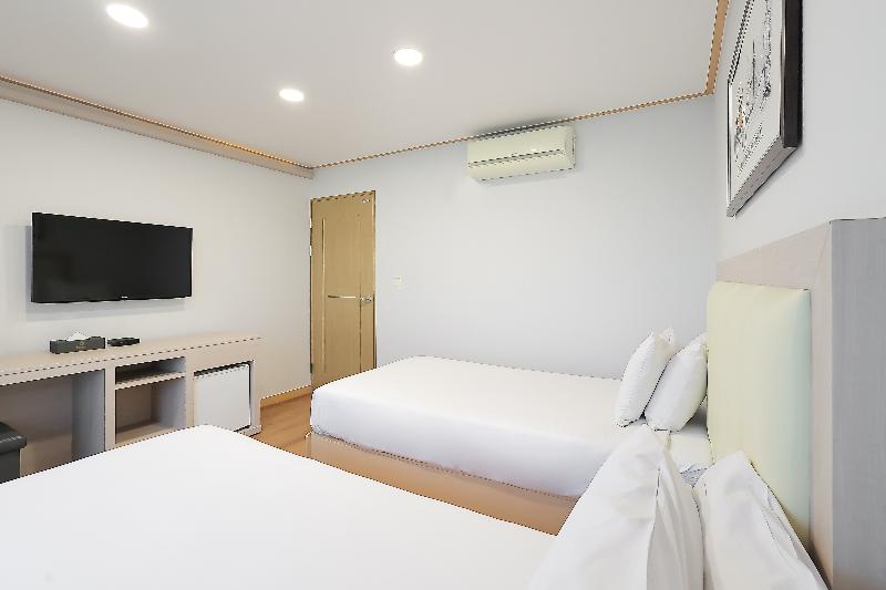 SHINSHIN HOTEL JEJU CITY image