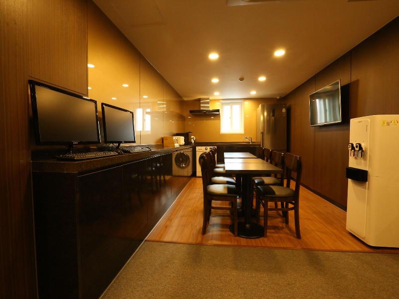 TRIPSTAY Myeongdong (Philstay Myeongdong Cheonggye image