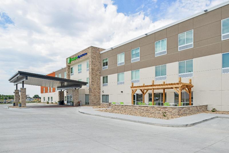 Holiday Inn Express & Suites Chadron image