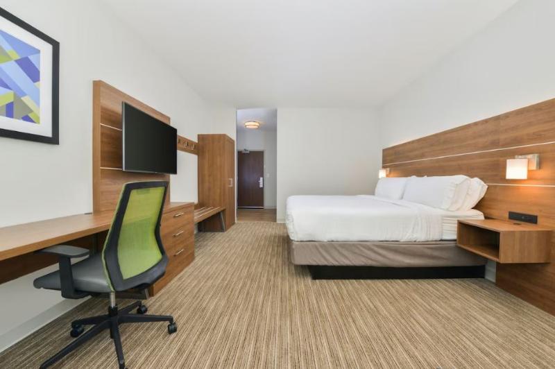 Holiday Inn Express & Suites Chadron image