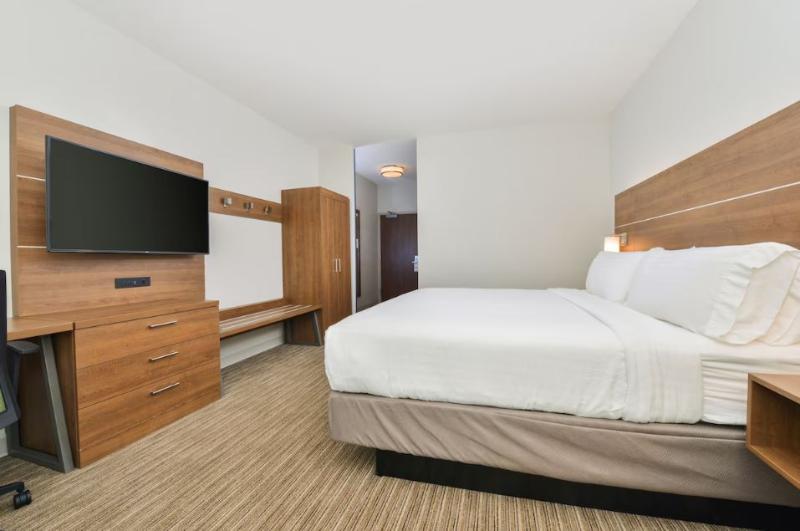 Holiday Inn Express & Suites Chadron image