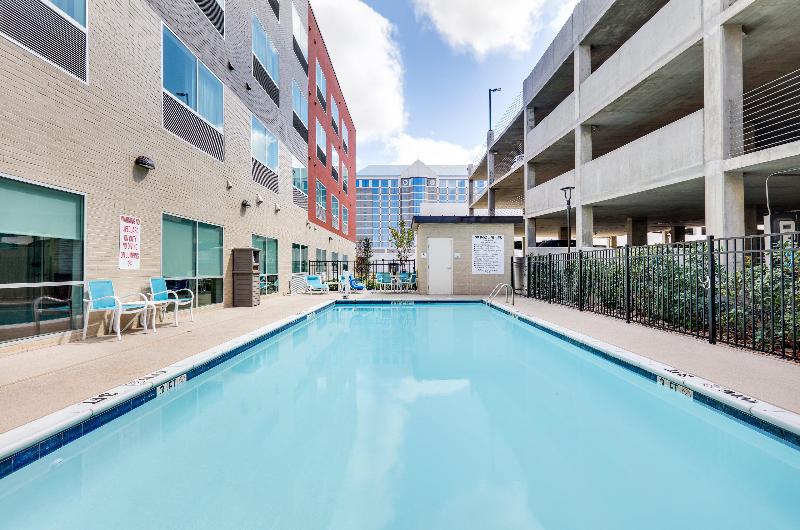 Holiday Inn Express & Suites Farmers Branch image