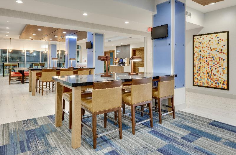 Holiday Inn Express & Suites Farmers Branch image