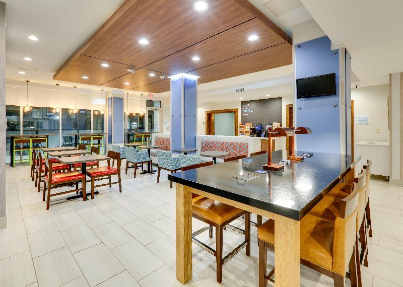Holiday Inn Express & Suites Farmers Branch image
