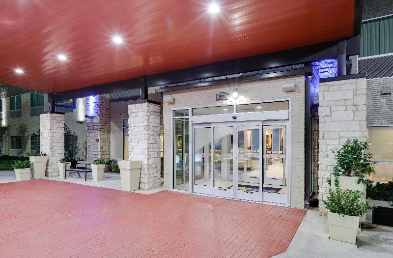 Holiday Inn Express & Suites Farmers Branch image