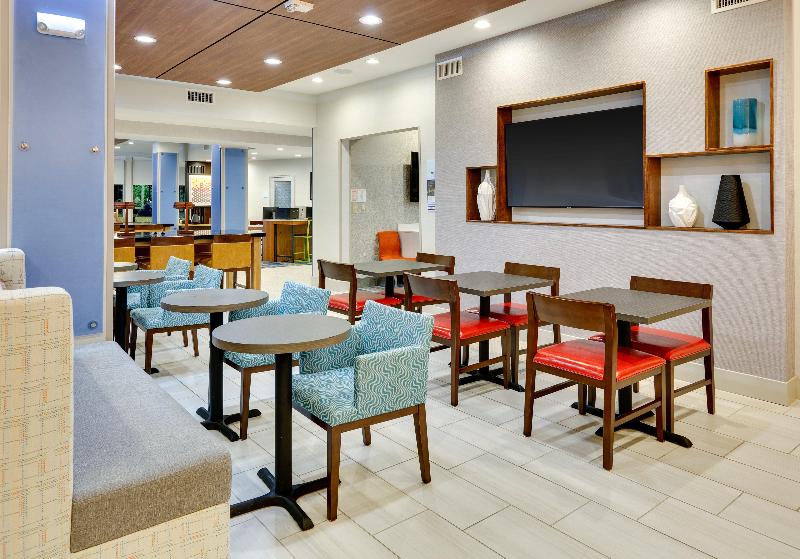 Holiday Inn Express & Suites Farmers Branch image