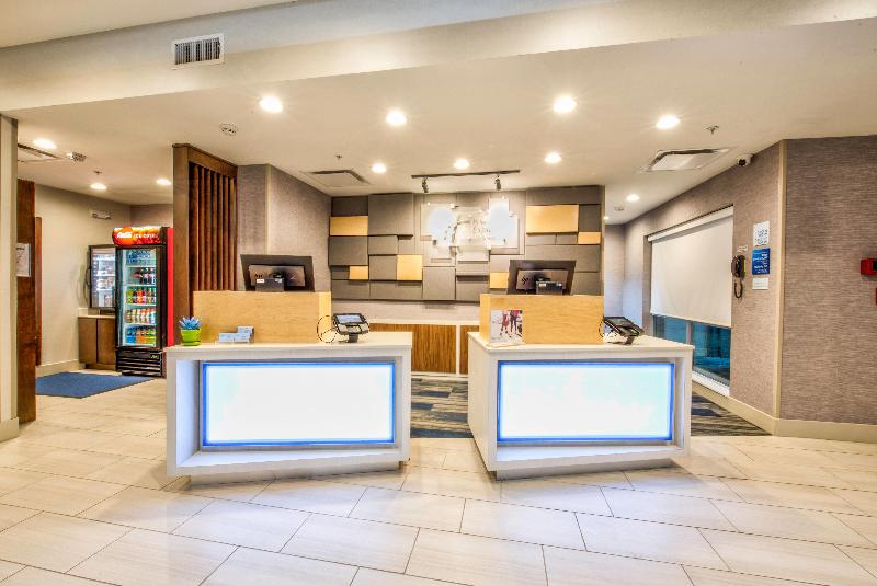 Holiday Inn Express & Suites Farmers Branch image