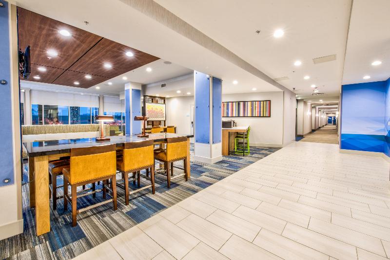 Holiday Inn Express & Suites Farmers Branch image