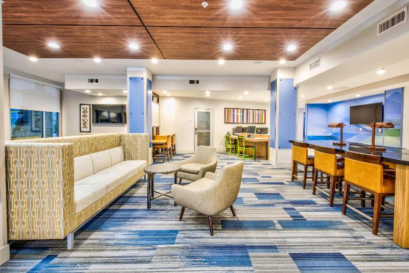 Holiday Inn Express & Suites Farmers Branch image