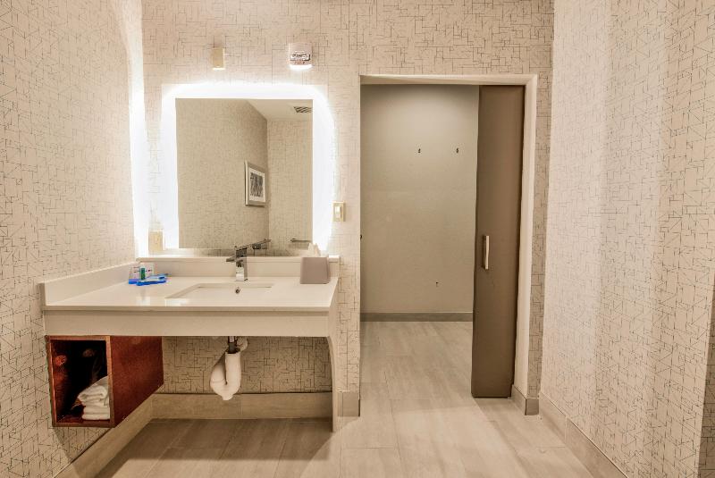 Holiday Inn Express & Suites Farmers Branch image