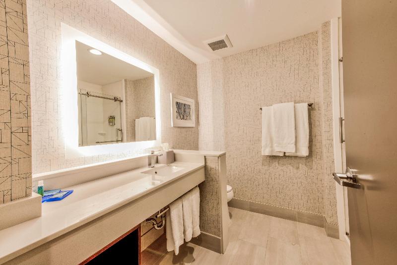 Holiday Inn Express & Suites Farmers Branch image