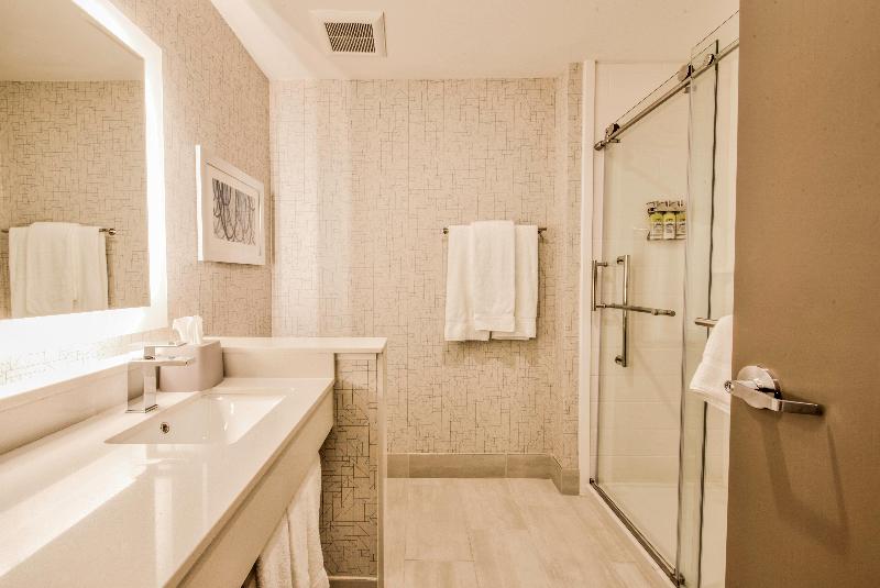 Holiday Inn Express & Suites Farmers Branch image
