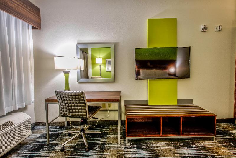 Holiday Inn Express & Suites Farmers Branch image