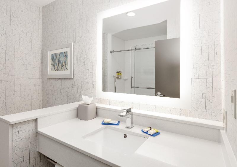 Holiday Inn Express & Suites Farmers Branch image