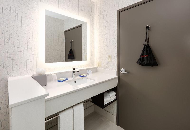 Holiday Inn Express & Suites Farmers Branch image