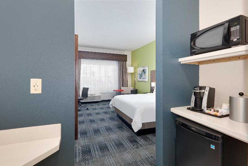 Holiday Inn Express & Suites Farmers Branch image